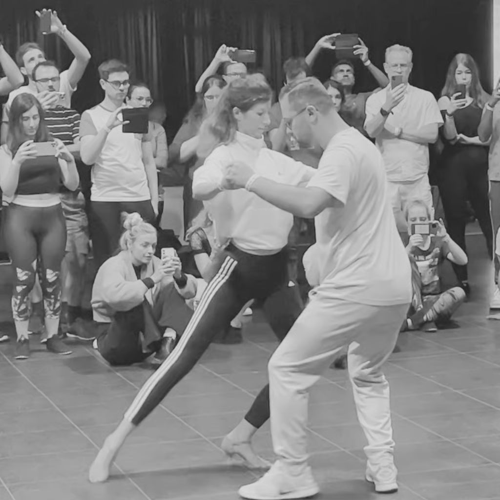 Zwei Menschen, die Zouk tanzen