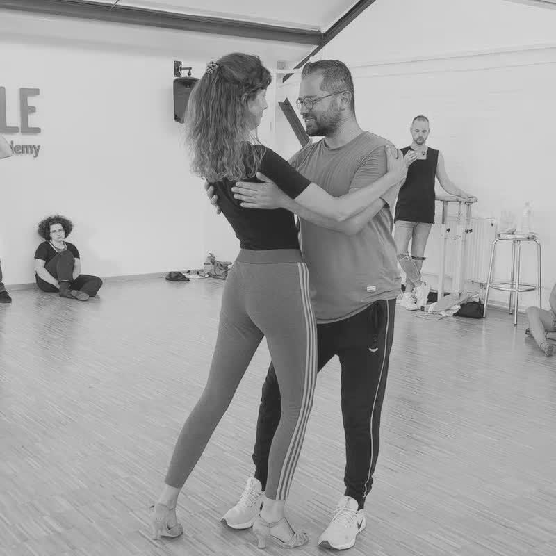 Zwei Menschen tanzen Brazilian Zouk